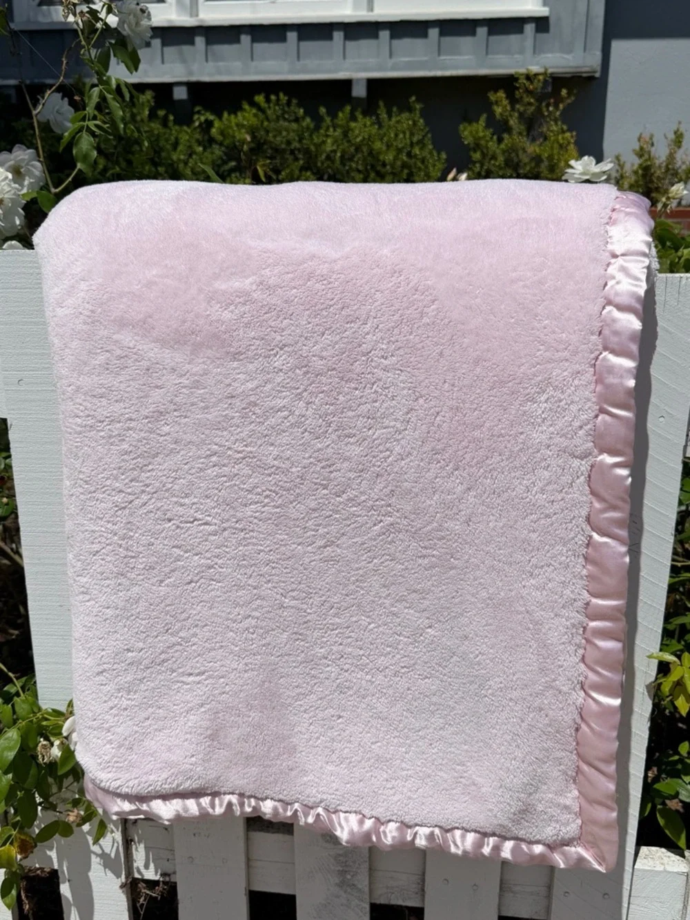 Simply Shabby Chic Pink 2-Ply Satin Trim Plush Blanket Rachel Ashwell Qn READ!
